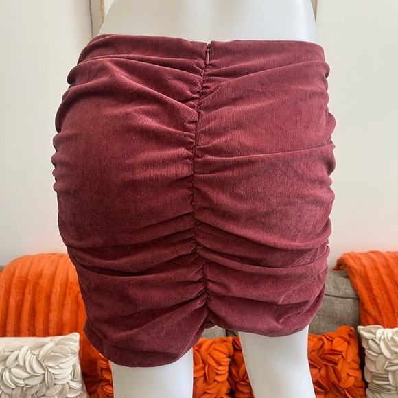 ❣️🆕ZARA Burgundy Corduroy Ruched Front&Side Mini Skirt❣️ - Picture 6 of 9